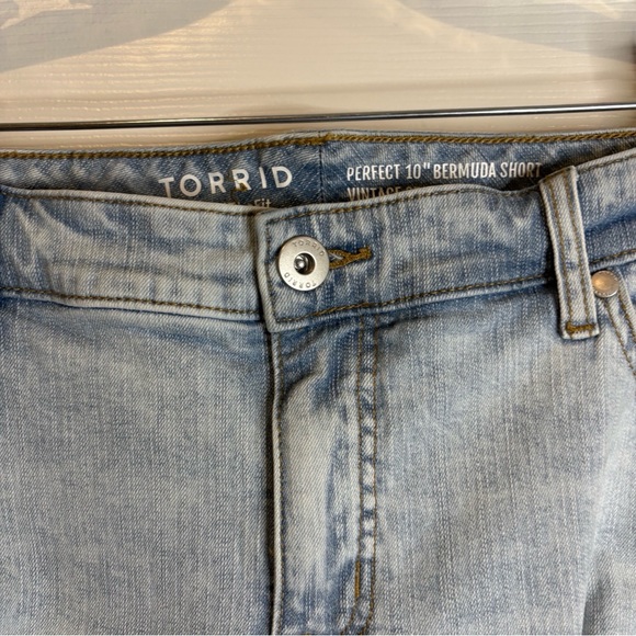 Women's Size 18 TORRID Perfect 10" Bermuda Jean Shorts Vintage Stretch Ripped - Picture 8 of 12